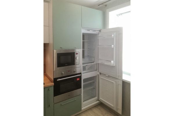 Современная кухня 63 холодильник
