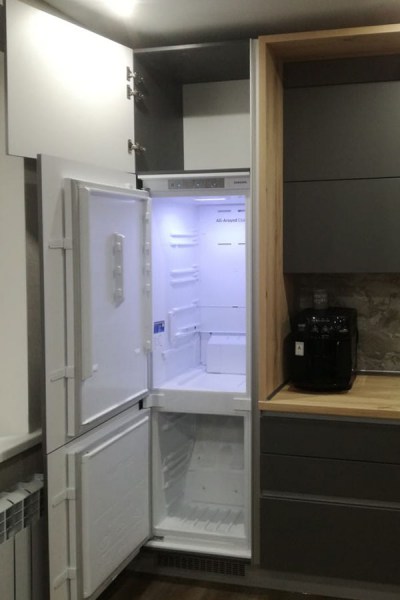 Современная кухня 71 холодильник